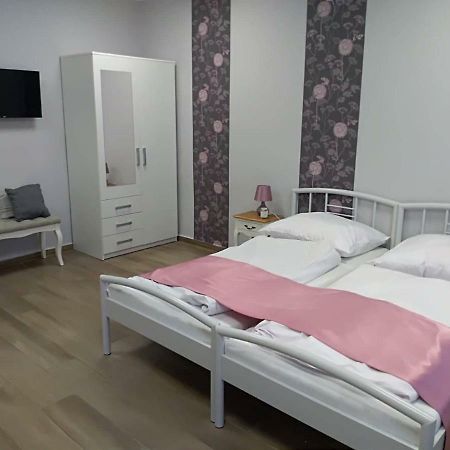 Alma Vendégház Hotel Veszprém Exterior foto